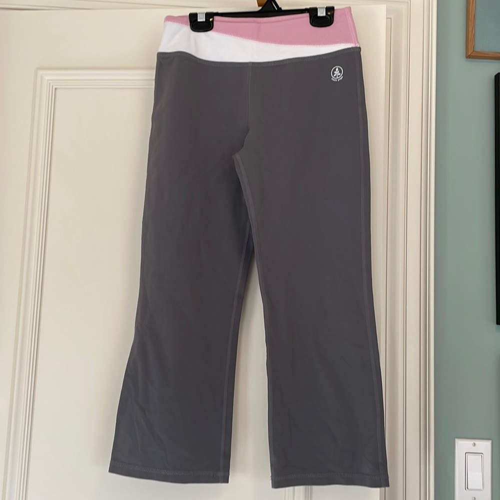 Crop flare grey Roots yoga leggings with pink and white stripe